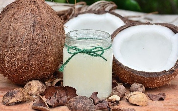 Using coconut oil to improve oral health